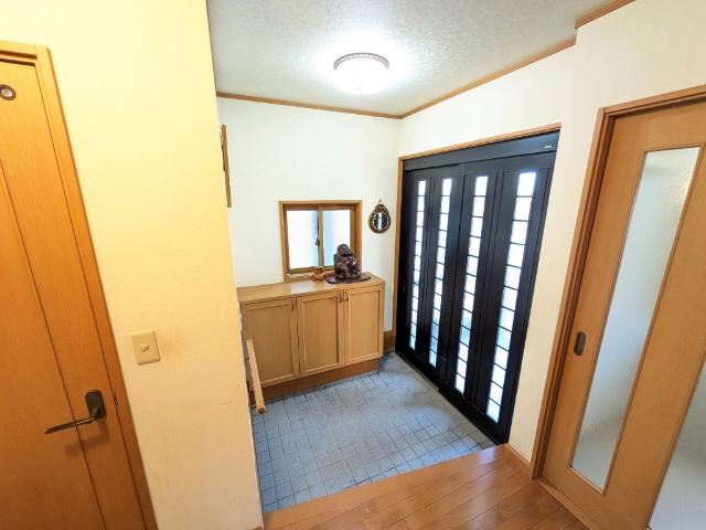 秋田市手形字西谷地　中古住宅 玄関