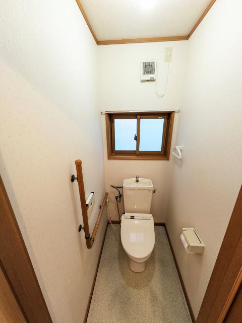 秋田市手形字西谷地　中古住宅 トイレ