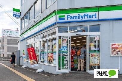 ファミリーマート月寒中央店：162m