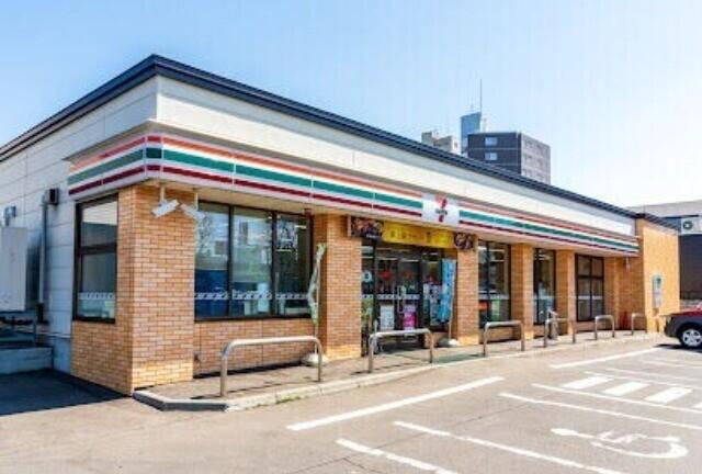 セブンイレブン札幌北18条東16丁目店：185m