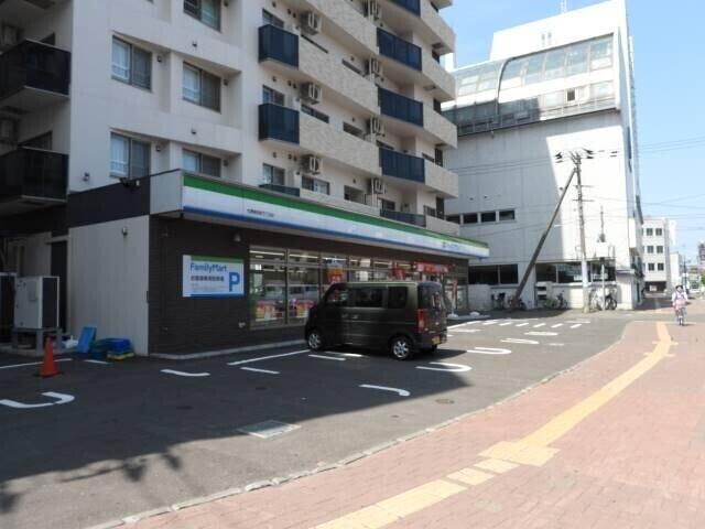 ファミリーマート札幌麻生町5丁目店：184m