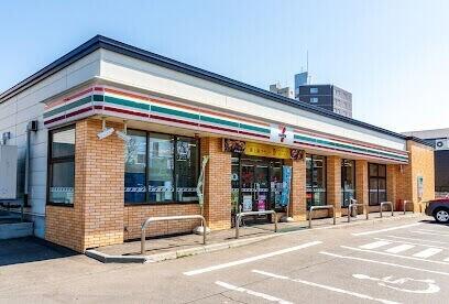 セブンイレブン札幌北18条東16丁目店：216m