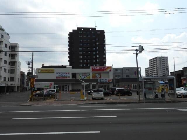 ツルハドラッグ麻生店：256m