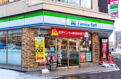 ファミリーマート札幌北24条駅前店：761m