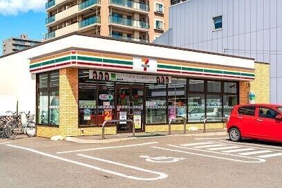 セブンイレブン札幌北13条東駅前店：176m
