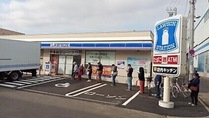 ローソン新川駅前店：608m