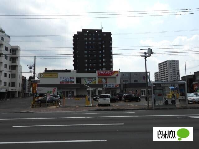 ツルハドラッグ麻生店：478m