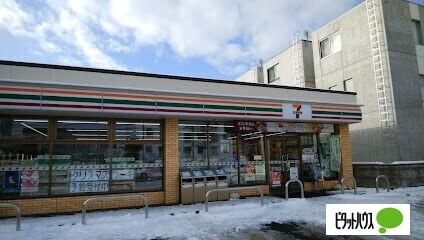 セブンイレブン札幌月寒東19丁目店：411m