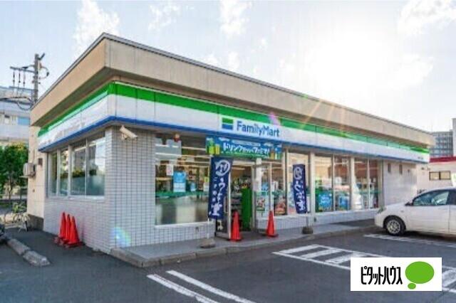 ファミリーマート札幌ドーム前店：447m