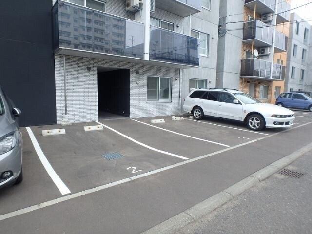 コローレＮ１８　（305） 駐車場
