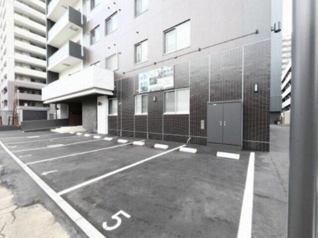 グラン札幌（ＧＲＡＮ　ＳＡＰＰＯＲＯ）（1305） 駐車場