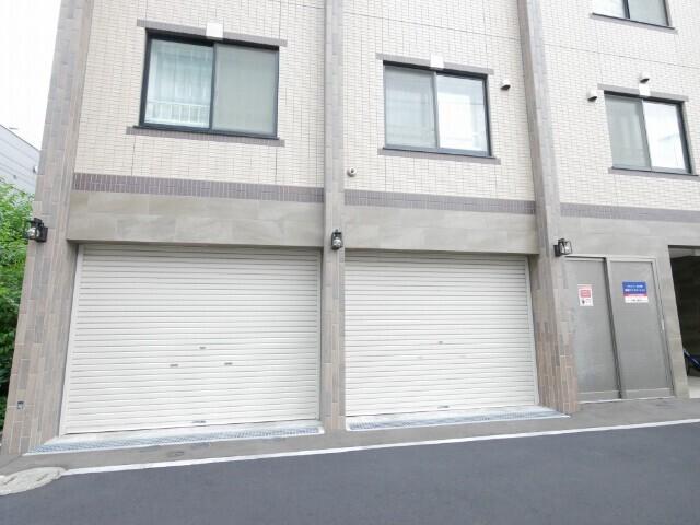 グランメール　北１８条駅　（406） 駐車場