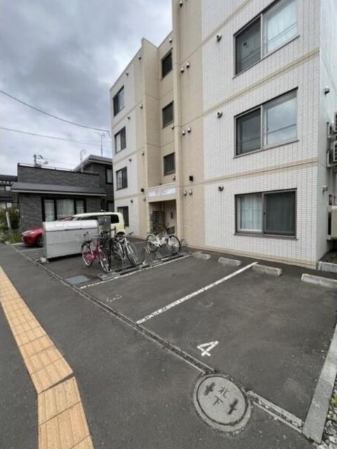 ビヨンド麻生（103） 駐車場