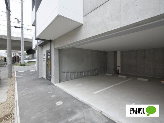 カームヒルズ西岡（402） 駐車場