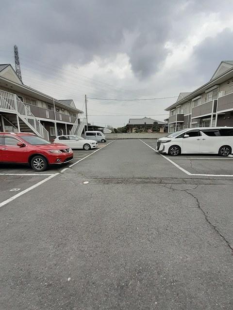 リヴェールＢ（203） 駐車場