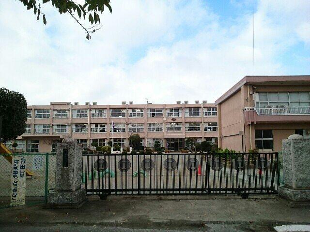 藤岡市立第二小学校：650m
