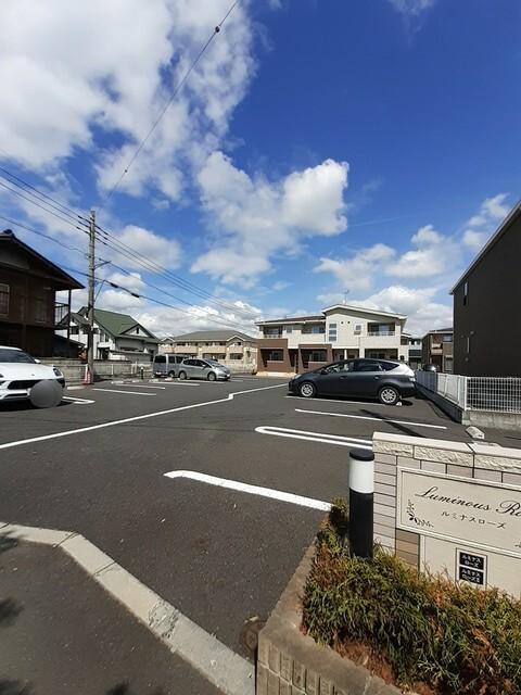 ルミナスローズ（103） 駐車場