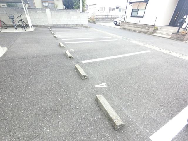 メゾン飯塚（201） 駐車場