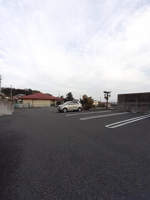クイーン・ヒルズ（105） 駐車場