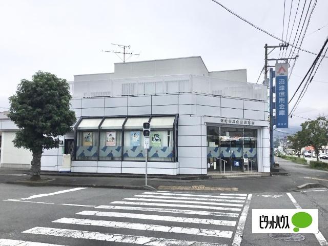 沼津信用金庫原支店：812m