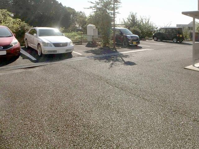 コンフォート高山（101） 駐車場