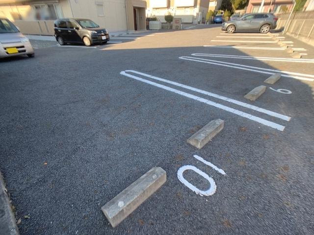 ウエスト フィールド　D棟（103） 駐車場