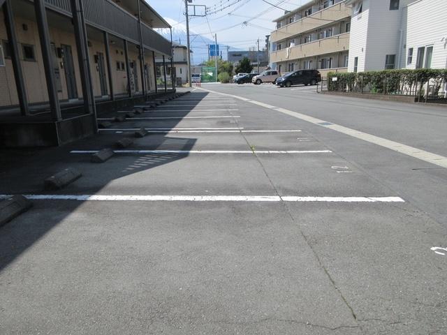 リヴェールタキ（106） 駐車場