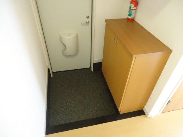 札幌市北区西茨戸四条アパート 玄関