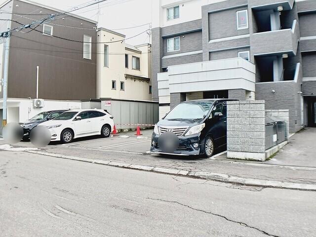 グランコート山鼻（302） 駐車場