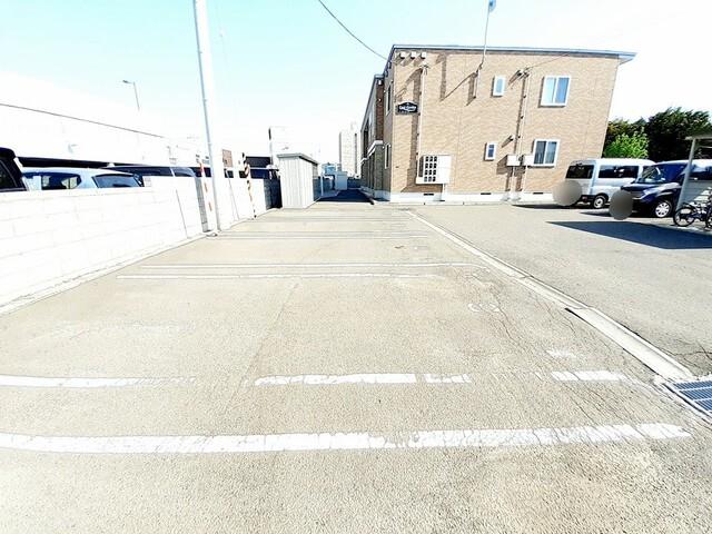 Ｅａｓｔ・Ｇａｒｄｅｎ（102） 駐車場