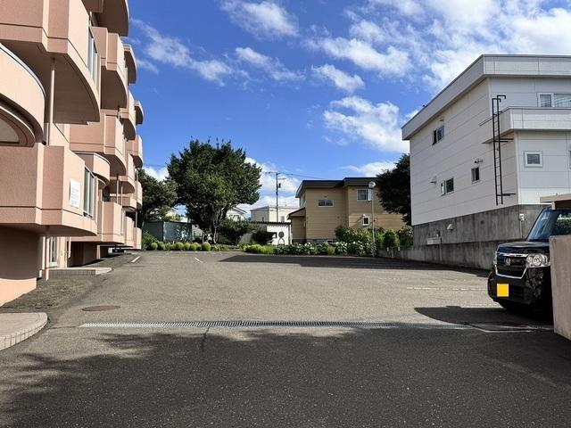 ノウブル大麻（303） 駐車場