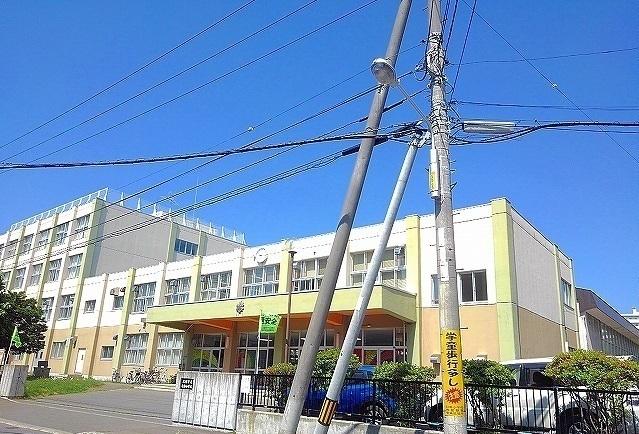 日新小学校：470m