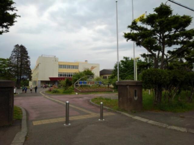 島松小学校：900m