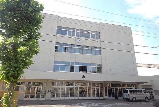 日章中学校：900m