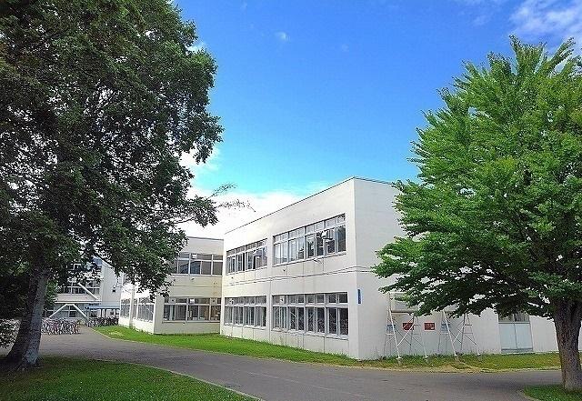 大麻中学校：900m