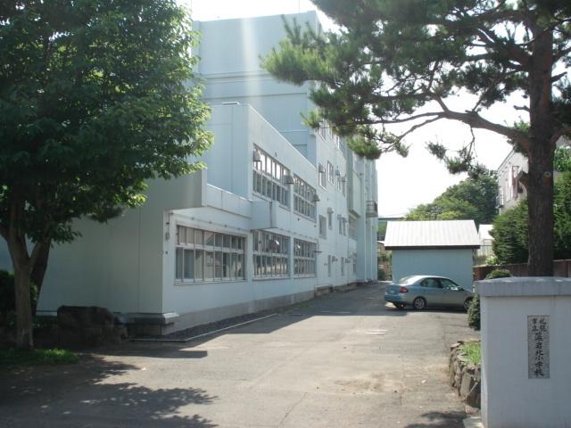 藻岩北小学校：700m