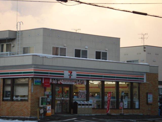 セブンイレブン札幌三角点通り店：443m