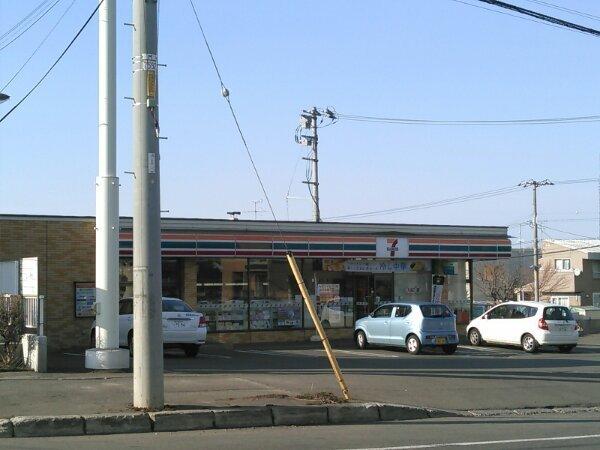 セブンイレブン札幌西野6条店：359m