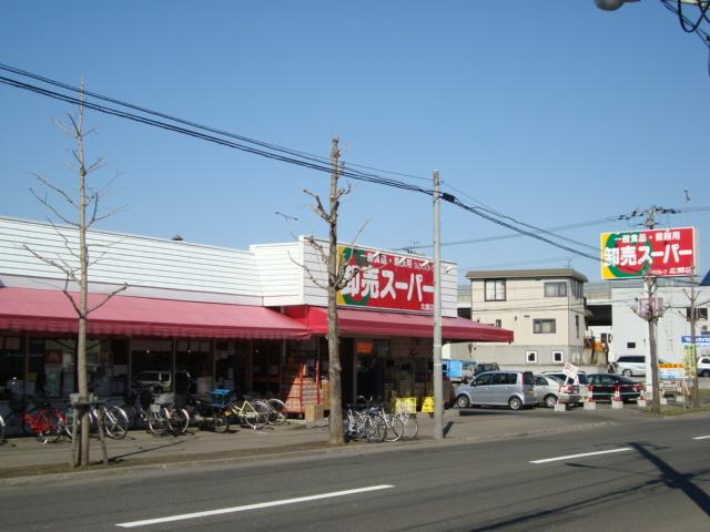 卸売りスーパー：370m