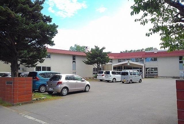 大麻小学校：450m