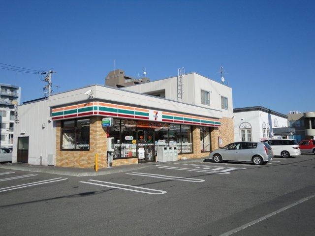 セブンイレブン札幌北郷3条8丁目店：399m