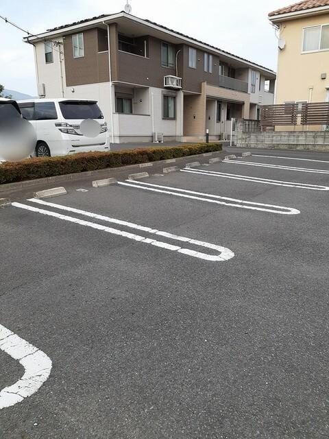 エレナメゾンＢ（202） 駐車場