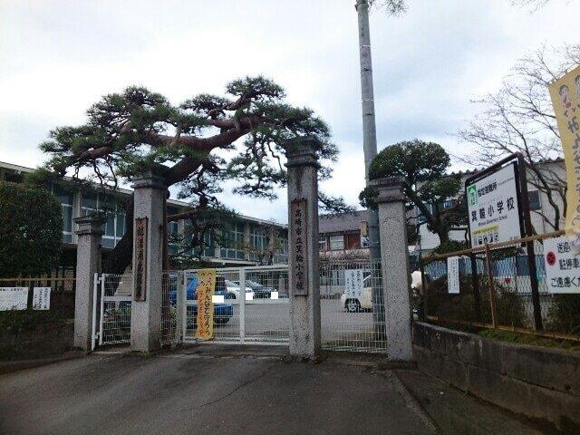 市立箕輪小学校：850m