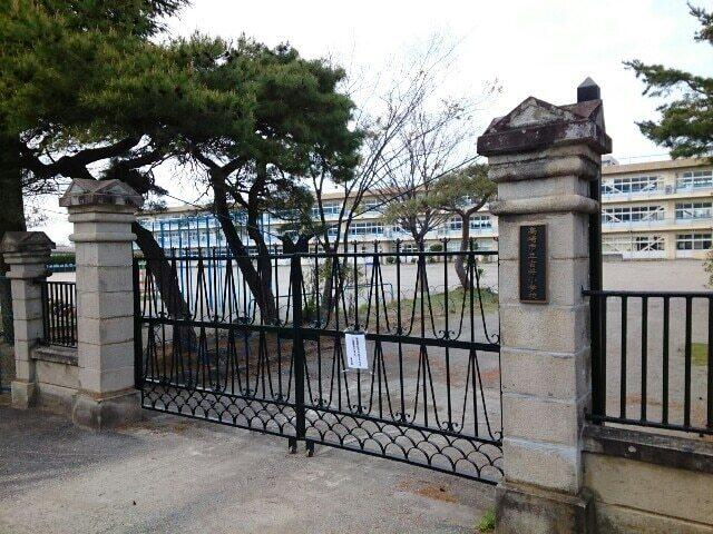 市立吉井小学校：900m