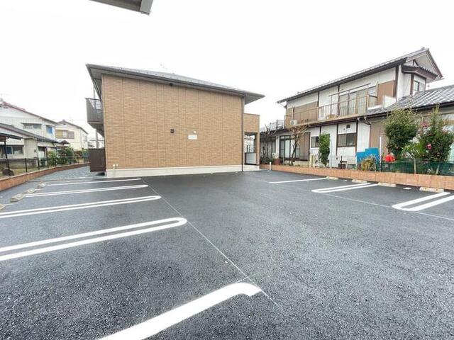 ラルーチェⅤ（102） 駐車場