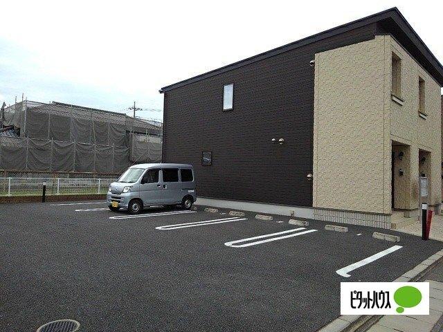 エクラ（102） 駐車場