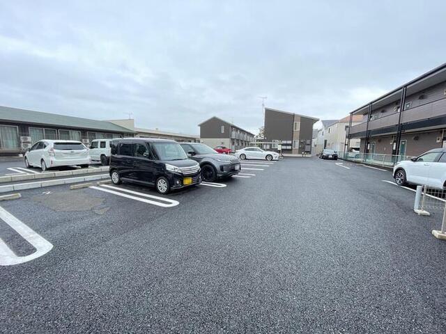ルッソ（102） 駐車場
