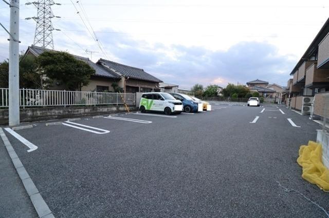 セゾン ド ルミエール（102） 駐車場