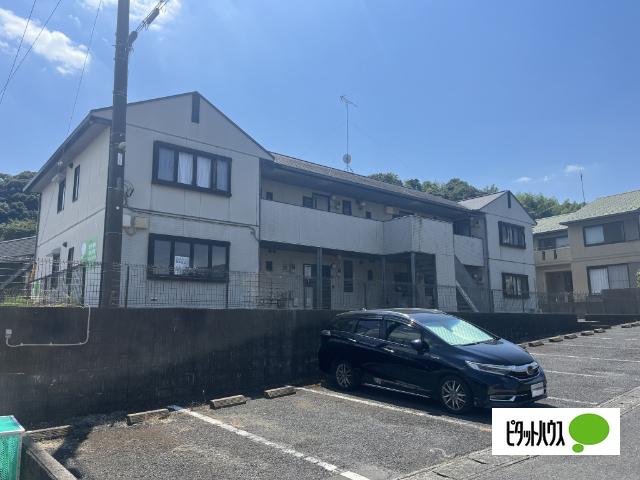 手前側が駐車場です