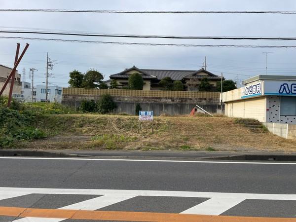 交通量の多い道路に面しており、店舗に最適です！